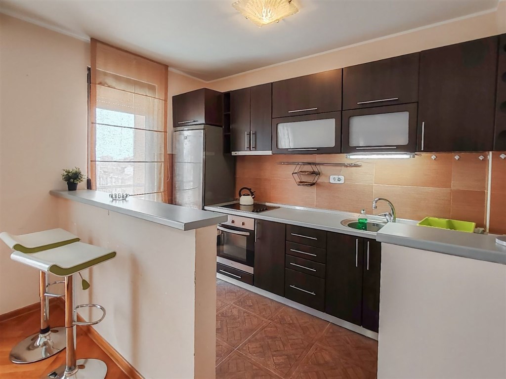 na-prodej-svetly-tri-loznicovy-apartman-v-budve-cerna-hora