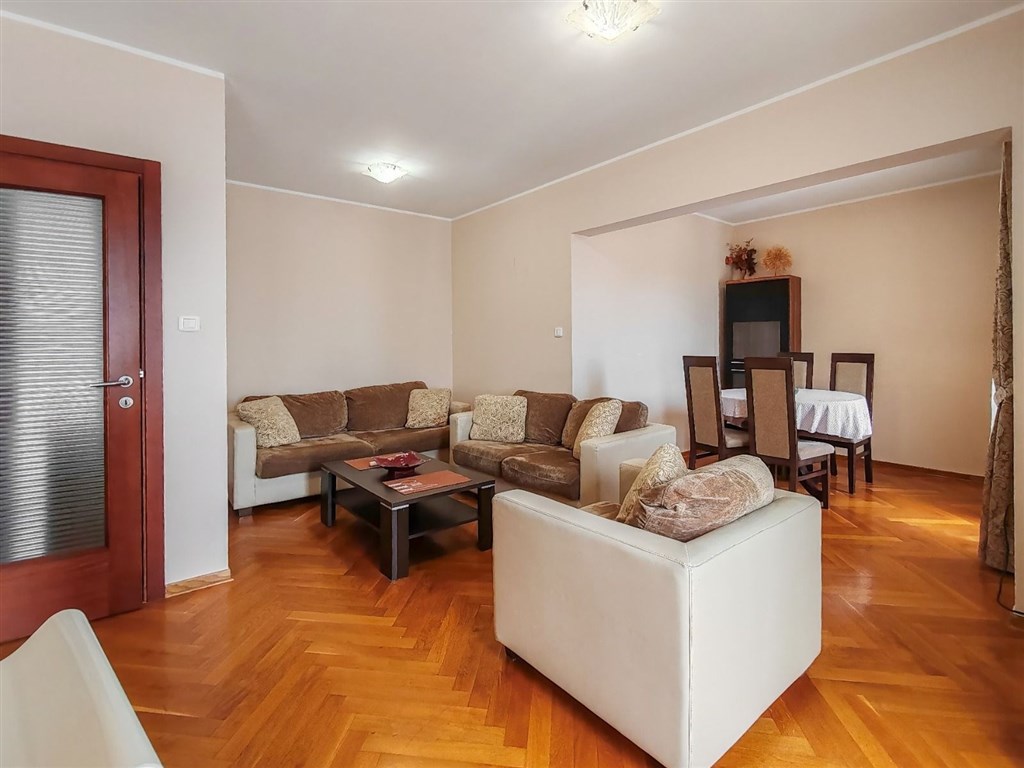 na-prodej-svetly-tri-loznicovy-apartman-v-budve-cerna-hora