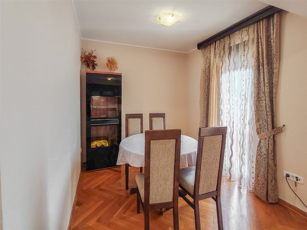 na-prodej-svetly-tri-loznicovy-apartman-v-budve-cerna-hora