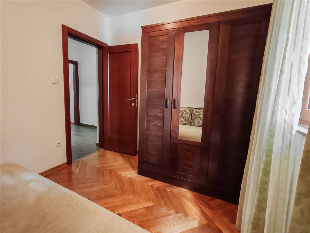 na-prodej-svetly-tri-loznicovy-apartman-v-budve-cerna-hora