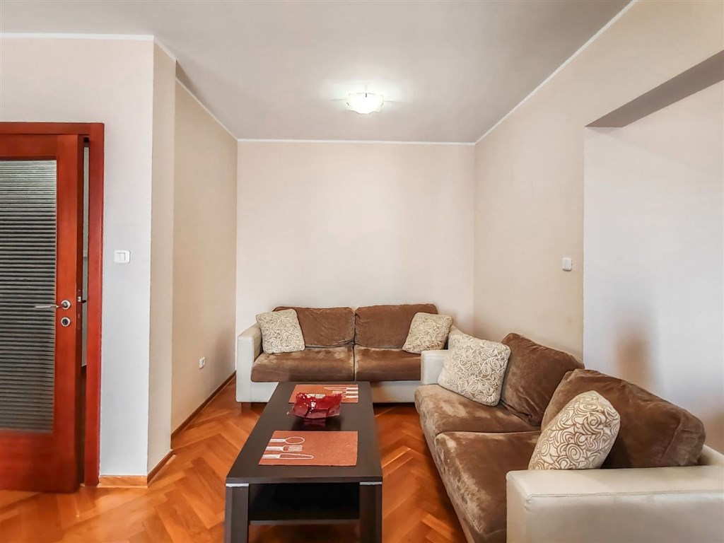 na-prodej-svetly-tri-loznicovy-apartman-v-budve-cerna-hora