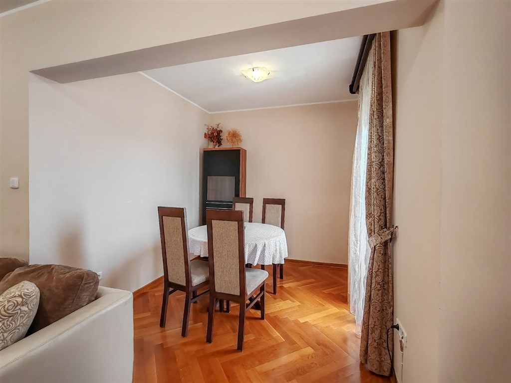 na-prodej-svetly-tri-loznicovy-apartman-v-budve-cerna-hora