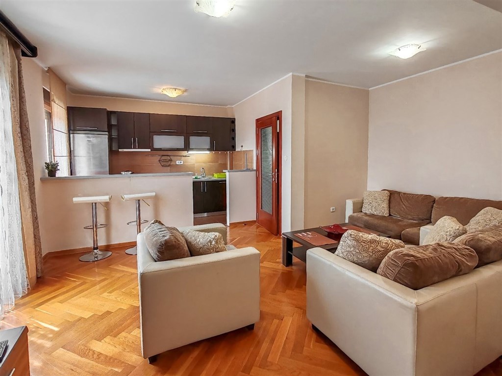 na-prodej-svetly-tri-loznicovy-apartman-v-budve-cerna-hora