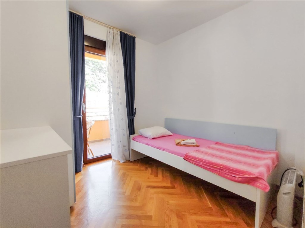 na-prodej-svetly-tri-loznicovy-apartman-v-budve-cerna-hora