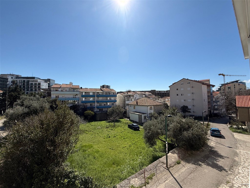 na-prodej-apartman-s-vema-loznicemi-pobliz-plaze-v-becici-cerne-hora