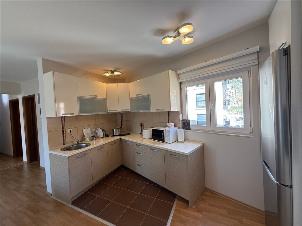 na-prodej-apartman-s-vema-loznicemi-pobliz-plaze-v-becici-cerne-hora