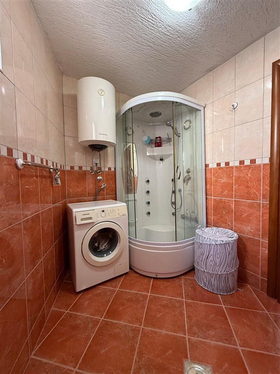 na-prodej-apartman-s-vema-loznicemi-pobliz-plaze-v-becici-cerne-hora