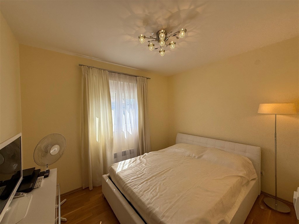 na-prodej-apartman-s-vema-loznicemi-pobliz-plaze-v-becici-cerne-hora