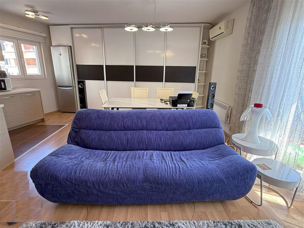 na-prodej-apartman-s-vema-loznicemi-pobliz-plaze-v-becici-cerne-hora