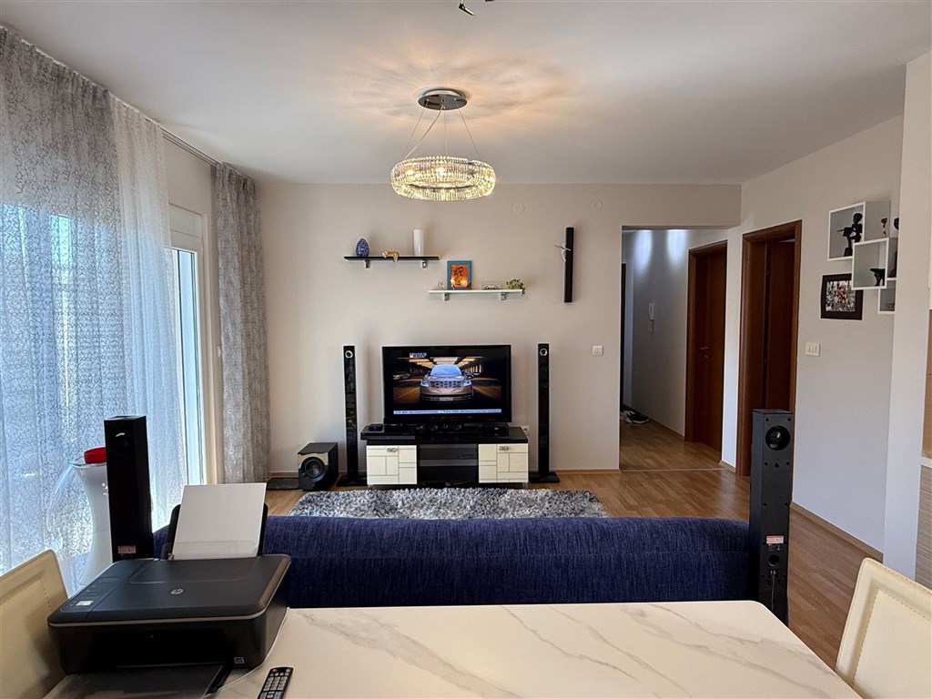 na-prodej-apartman-s-dvema-loznicemi-pobliz-plaze-v-becici-cerne-hora