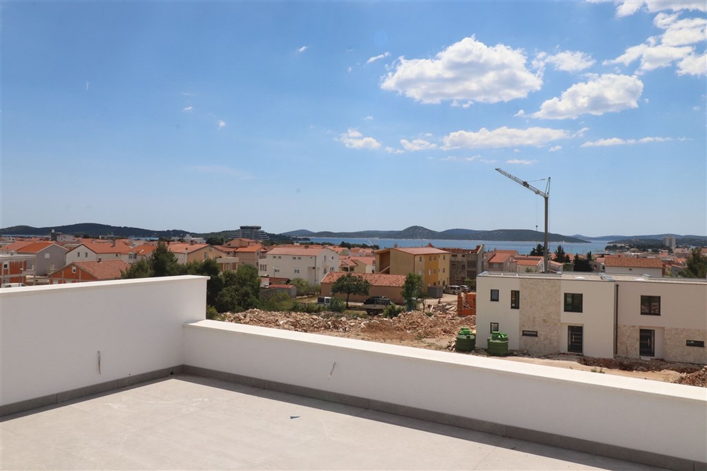 na-prodej-novy-mezonetovy-apartman-se-stresni-terasou-a-castecnym-vyhledem-na-more-vodice-chorvatsko