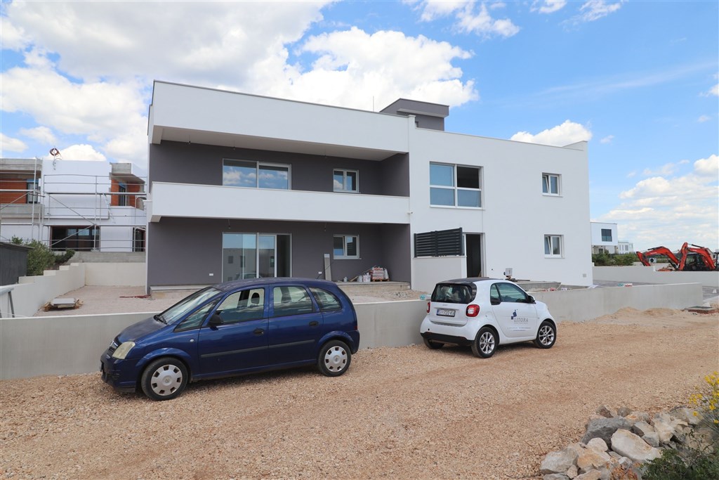 na-prodej-novy-mezonetovy-apartman-se-stresni-terasou-a-castecnym-vyhledem-na-more-vodice-chorvatsko