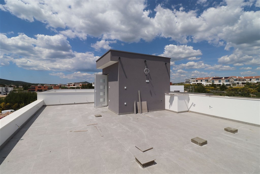 na-prodej-novy-mezonetovy-apartman-se-stresni-terasou-a-castecnym-vyhledem-na-more-vodice-chorvatsko