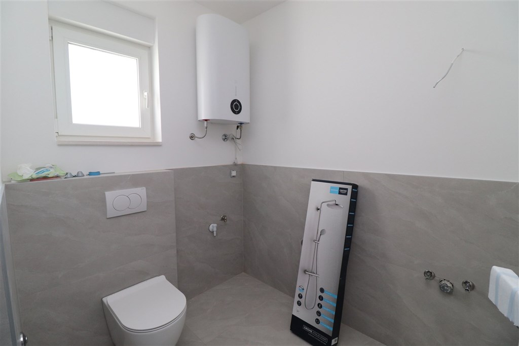 na-prodej-novy-mezonetovy-apartman-se-stresni-terasou-a-castecnym-vyhledem-na-more-vodice-chorvatsko