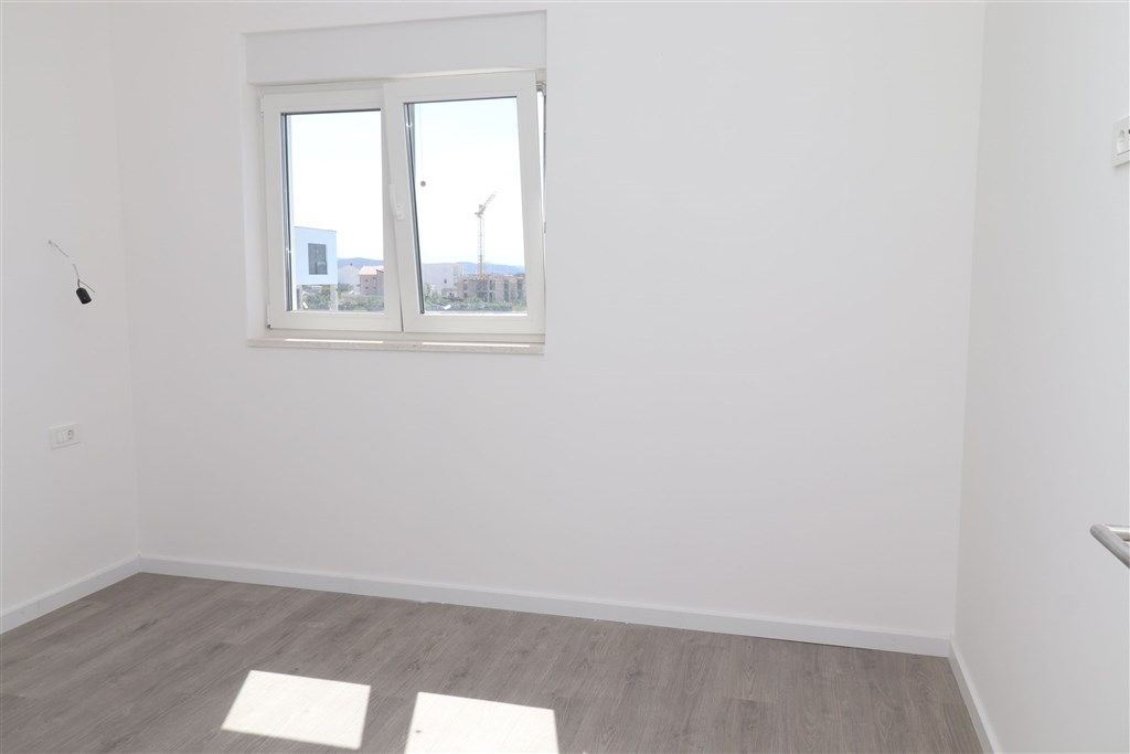 na-prodej-novy-mezonetovy-apartman-se-stresni-terasou-a-castecnym-vyhledem-na-more-vodice-chorvatsko