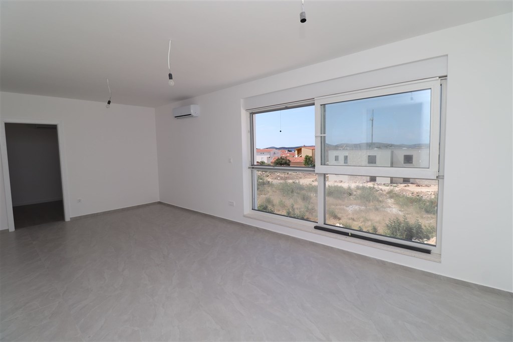 na-prodej-novy-mezonetovy-apartman-se-stresni-terasou-a-castecnym-vyhledem-na-more-vodice-chorvatsko