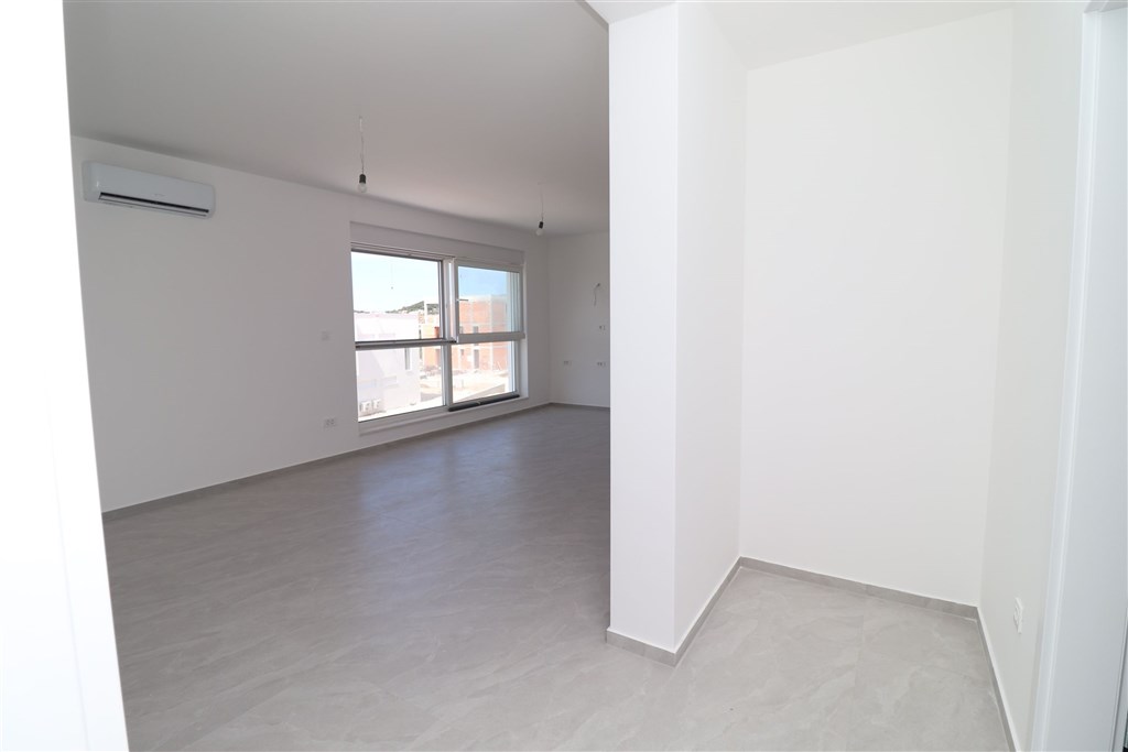 na-prodej-novy-mezonetovy-apartman-se-stresni-terasou-a-castecnym-vyhledem-na-more-vodice-chorvatsko