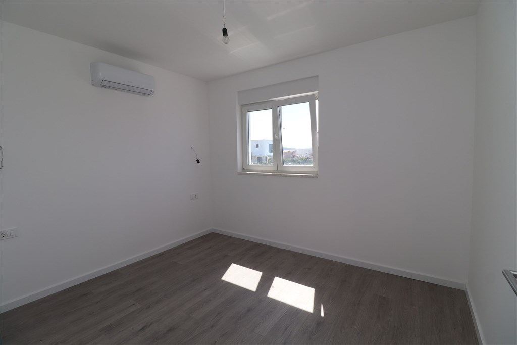 na-prodej-novy-mezonetovy-apartman-se-stresni-terasou-a-castecnym-vyhledem-na-more-vodice-chorvatsko