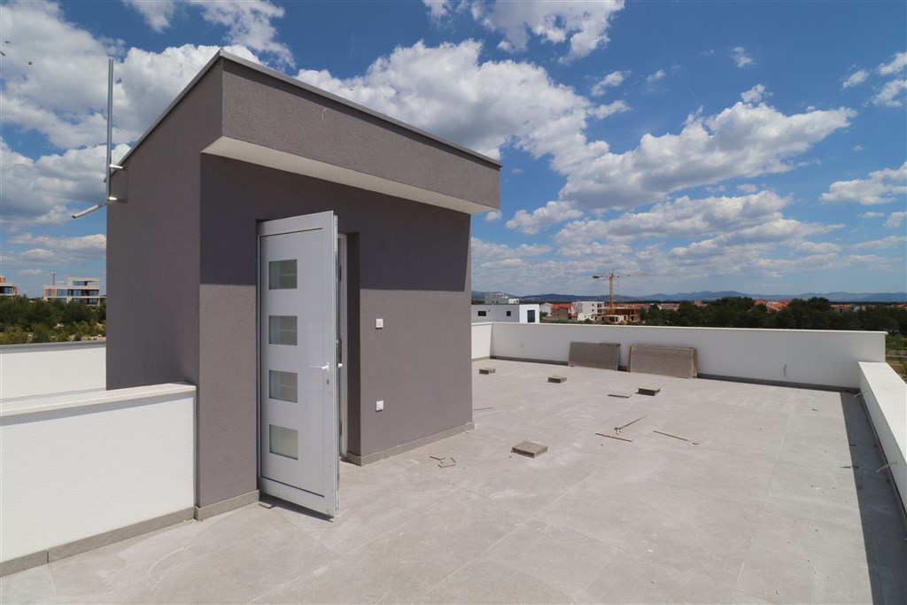 na-prodej-novy-mezonetovy-apartman-se-stresni-terasou-a-castecnym-vyhledem-na-more-vodice-chorvatsko