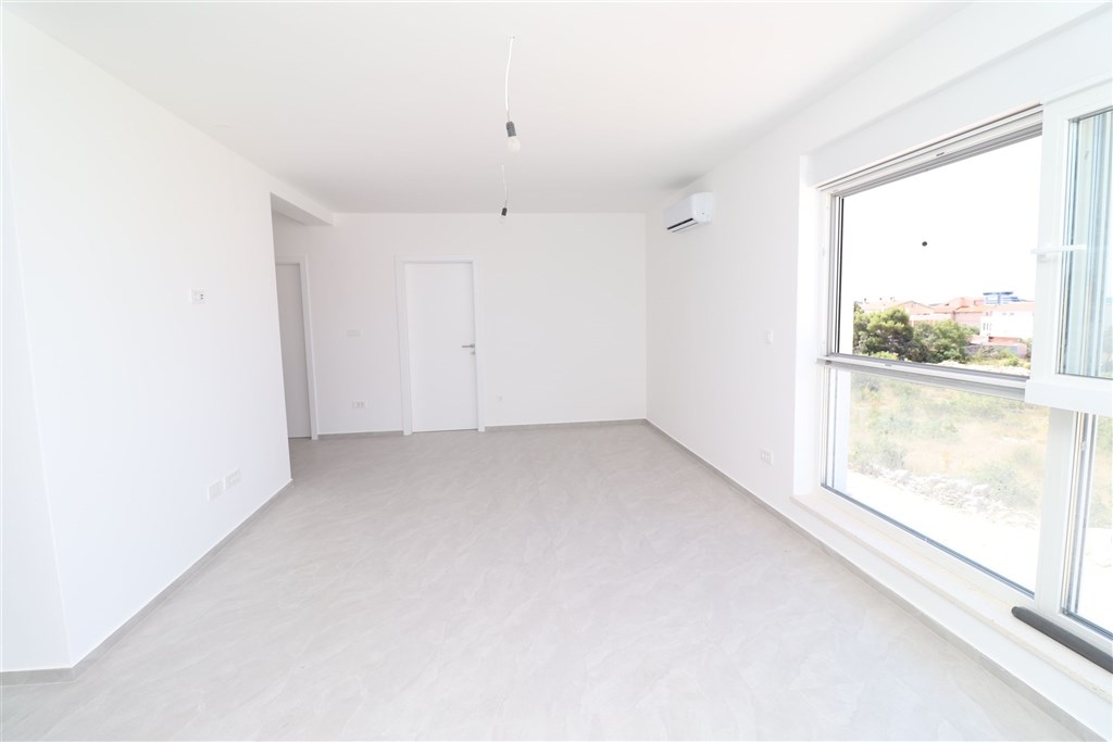 na-prodej-novy-mezonetovy-apartman-se-stresni-terasou-a-castecnym-vyhledem-na-more-vodice-chorvatsko