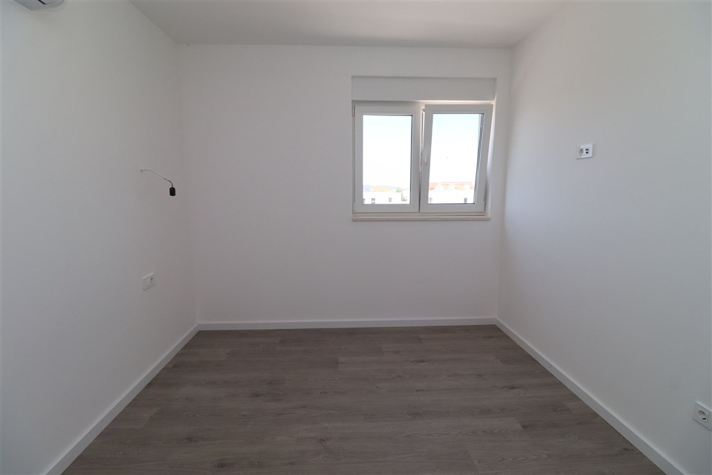 na-prodej-novy-mezonetovy-apartman-se-stresni-terasou-a-castecnym-vyhledem-na-more-vodice-chorvatsko