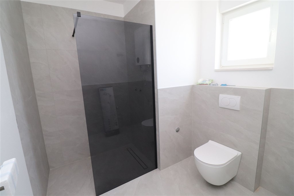 na-prodej-novy-mezonetovy-apartman-se-stresni-terasou-a-castecnym-vyhledem-na-more-vodice-chorvatsko