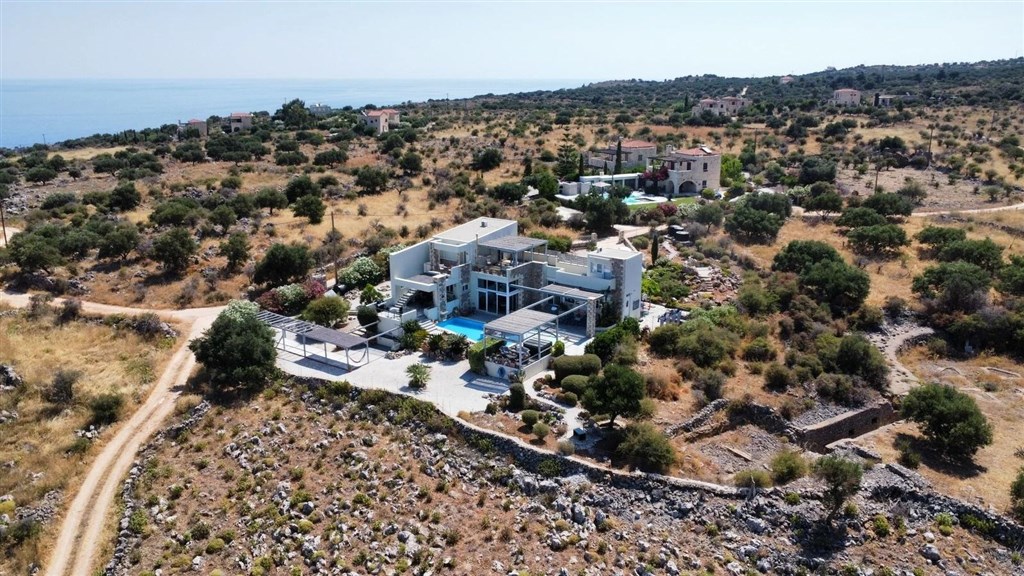 na-prodej-elegantni-vila-s-panoramatickym-vyhledem-na-more-a-zapad-slunce-v-kokkino-chorio-kreta-recko