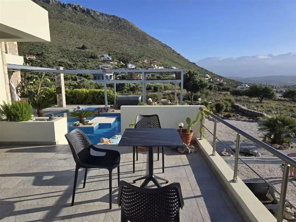 na-prodej-elegantni-vila-s-panoramatickym-vyhledem-na-more-a-zapad-slunce-v-kokkino-chorio-kreta-recko