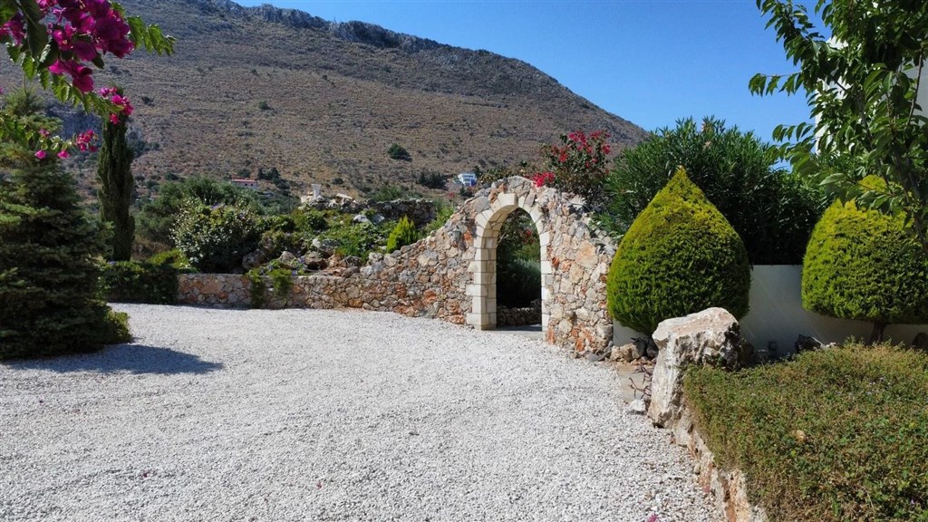 na-prodej-elegantni-vila-s-panoramatickym-vyhledem-na-more-a-zapad-slunce-v-kokkino-chorio-kreta-recko