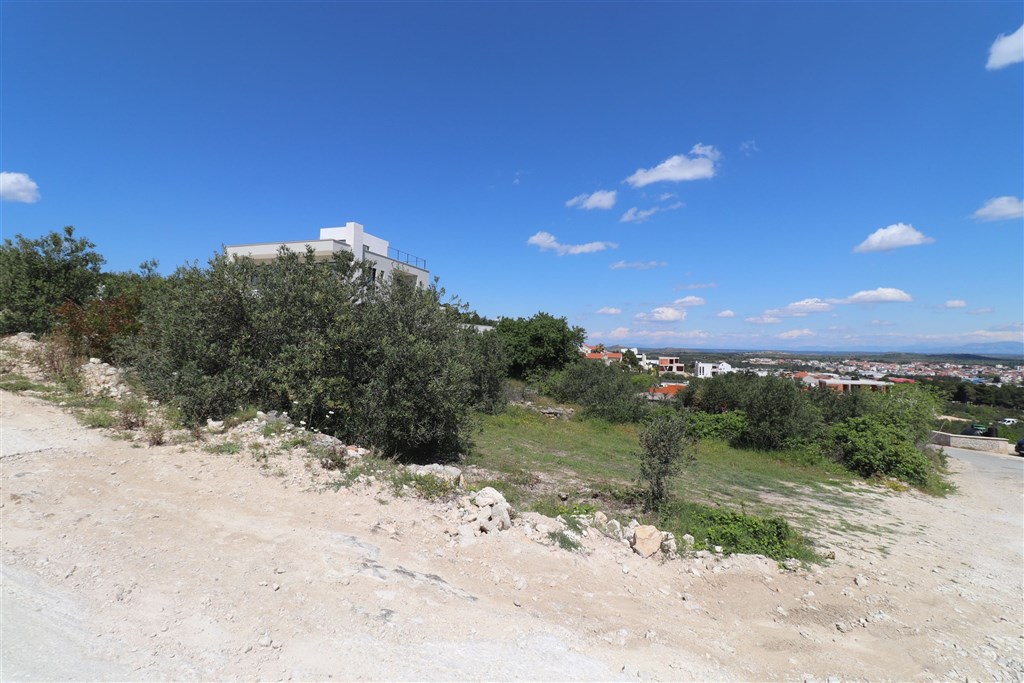 na-prodej-stavebni-pozemek-na-atraktivnim-miste-s-panoramatickym-vyhledem-na-more-vodice-chorvatsko