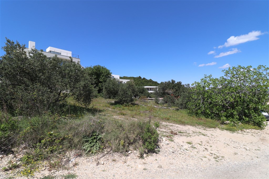 na-prodej-stavebni-pozemek-na-atraktivnim-miste-s-panoramatickym-vyhledem-na-more-vodice-chorvatsko