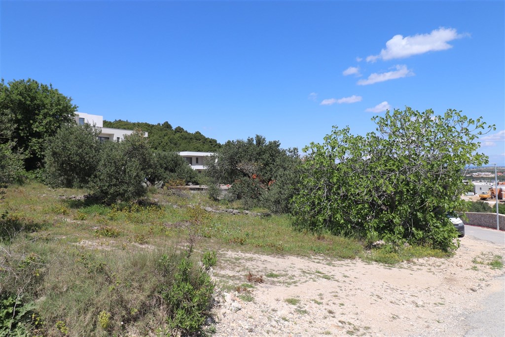 na-prodej-stavebni-pozemek-na-atraktivnim-miste-s-panoramatickym-vyhledem-na-more-vodice-chorvatsko