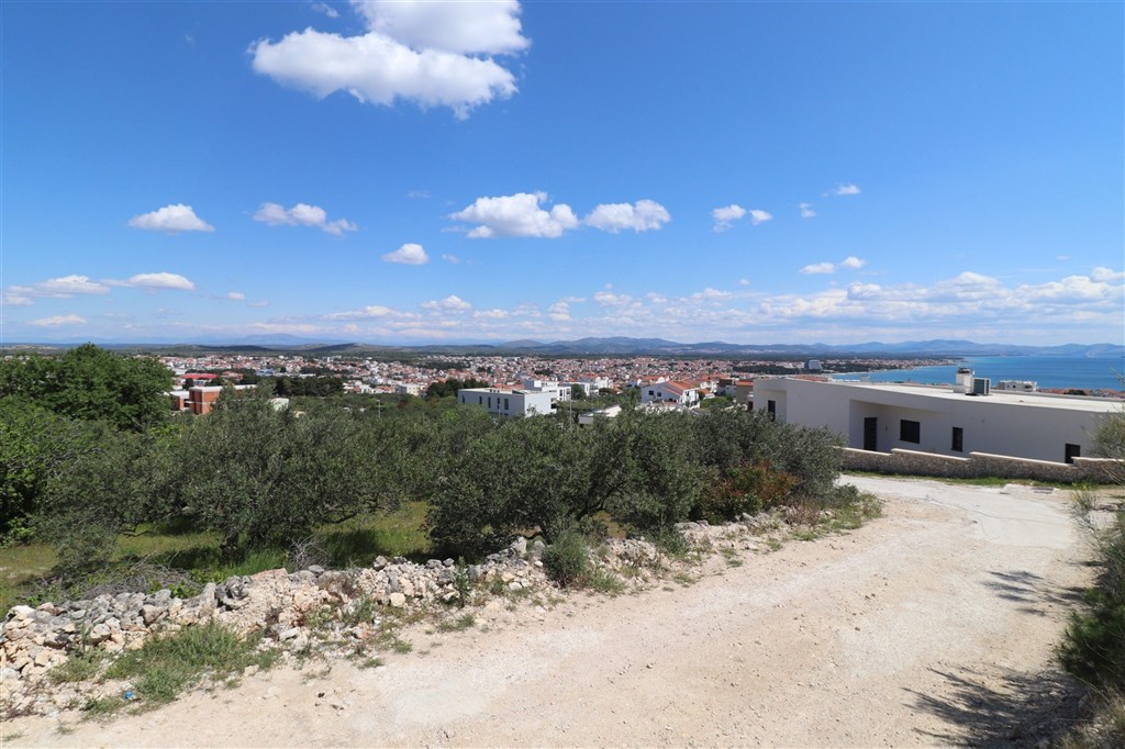 na-prodej-stavebni-pozemek-na-atraktivnim-miste-s-panoramatickym-vyhledem-na-more-vodice-chorvatsko