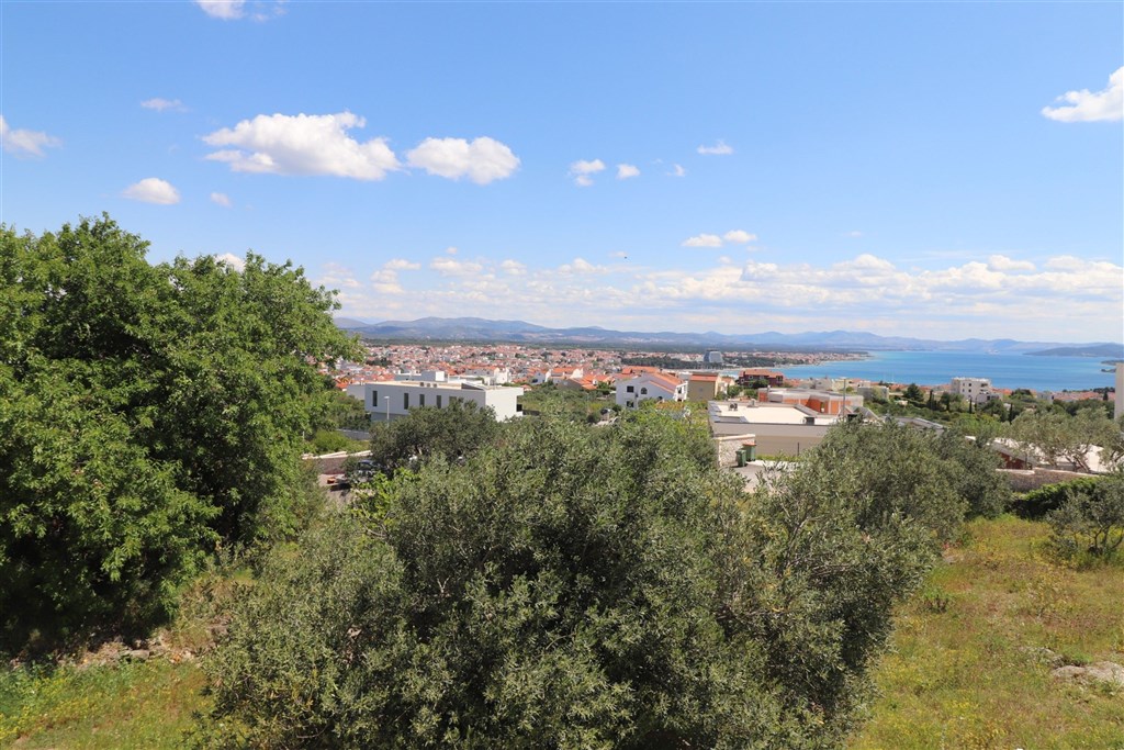 na-prodej-stavebni-pozemek-na-atraktivnim-miste-s-panoramatickym-vyhledem-na-more-vodice-chorvatsko