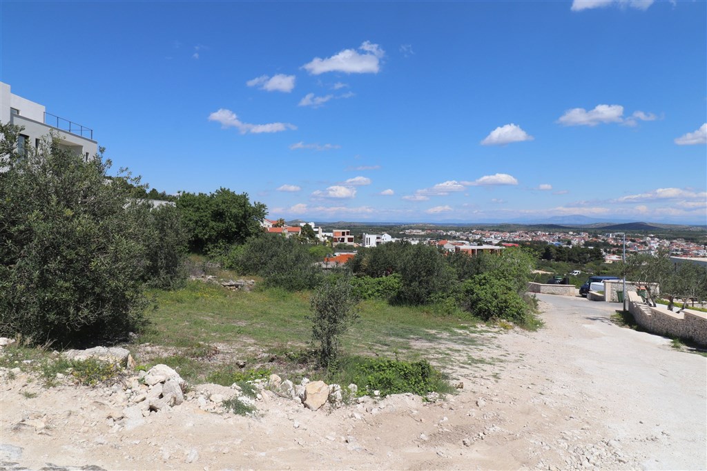 na-prodej-stavebni-pozemek-na-atraktivnim-miste-s-panoramatickym-vyhledem-na-more-vodice-chorvatsko