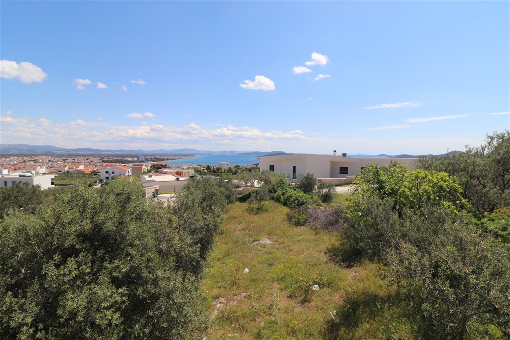 na-prodej-stavebni-pozemek-na-atraktivnim-miste-s-panoramatickym-vyhledem-na-more-vodice-chorvatsko