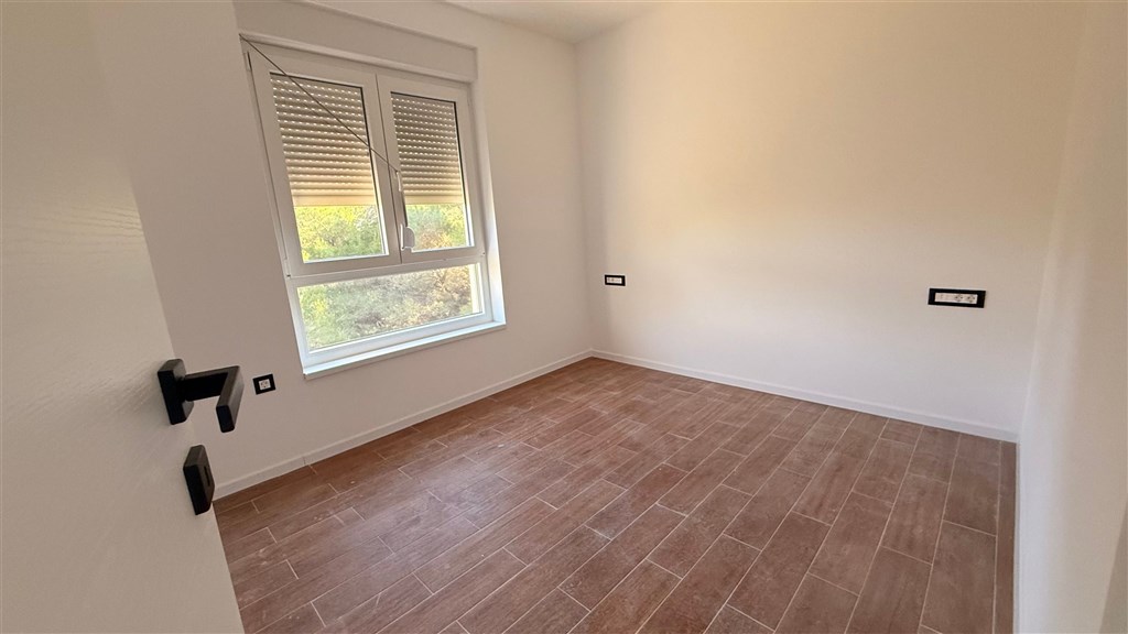 na-prodej-pekny-apartman-se-dvema-loznicemi-v-novostavbe-v-blizkosti-more-ostrov-vir-chorvatsko