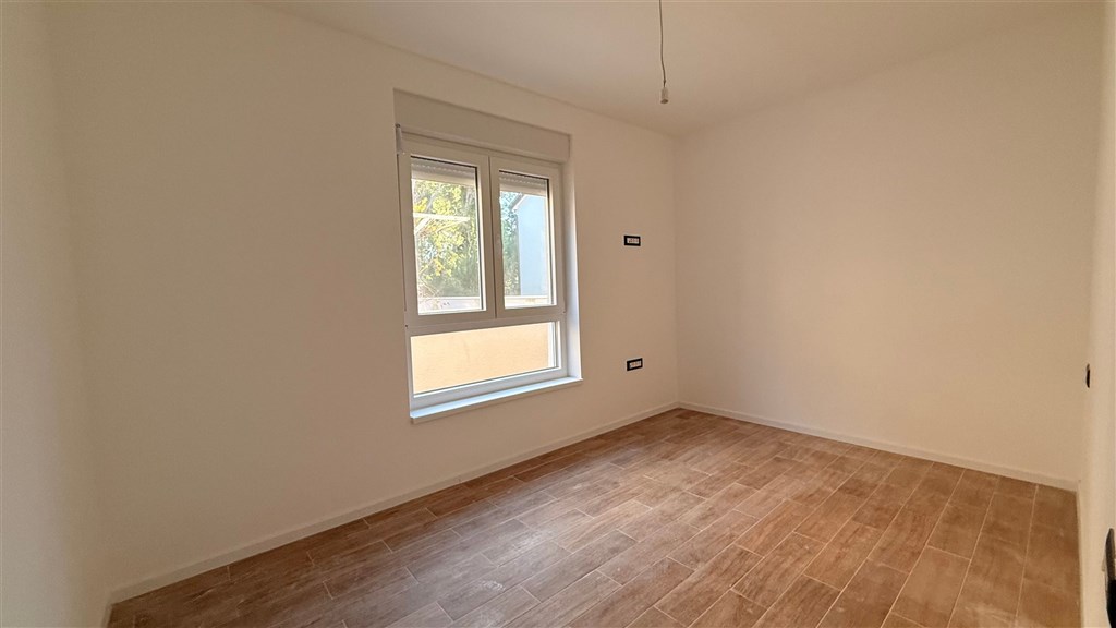na-prodej-pekny-apartman-se-dvema-loznicemi-v-novostavbe-v-blizkosti-more-ostrov-vir-chorvatsko