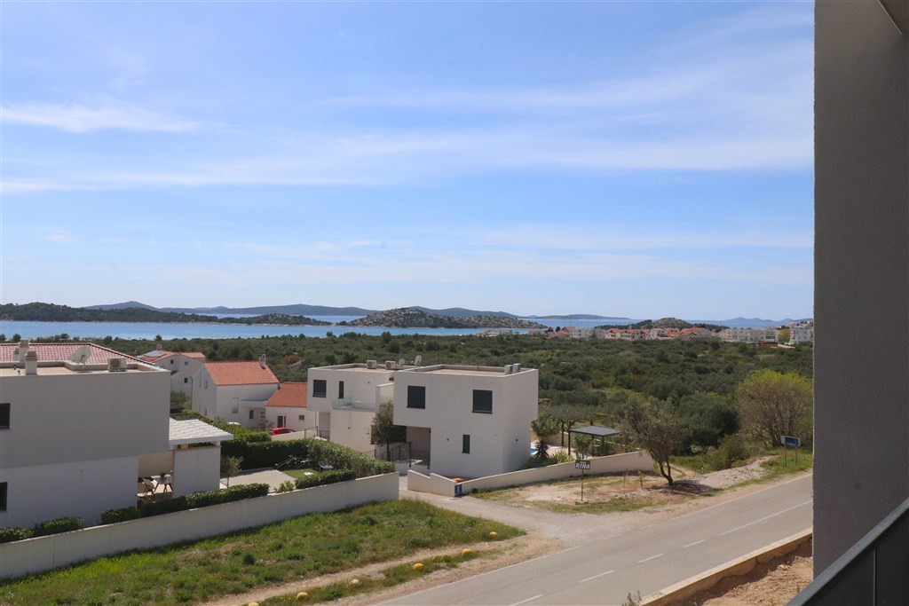 na-prodej-novy-radovy-dum-s-bazenem-a-castecnym-vyhledem-na-more-vodice-chorvatsko