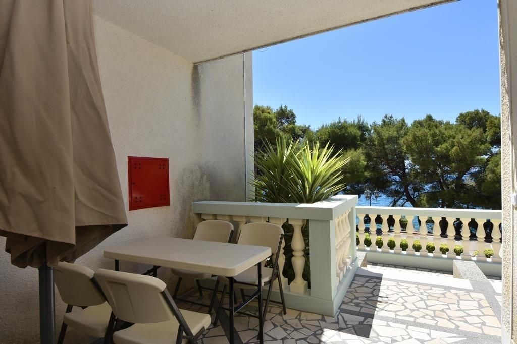 na-prodej-apartmanovy-dum-v-1-rade-od-more-murter-chorvatsko