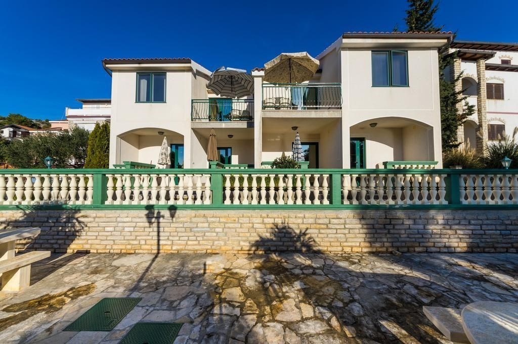 na-prodej-apartmanovy-dum-v-1-rade-od-more-murter-chorvatsko
