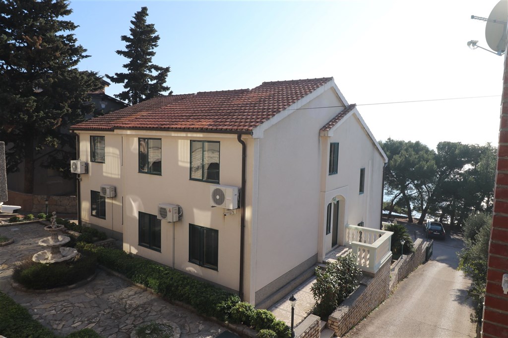 na-prodej-apartmanovy-dum-v-1-rade-od-more-murter-chorvatsko