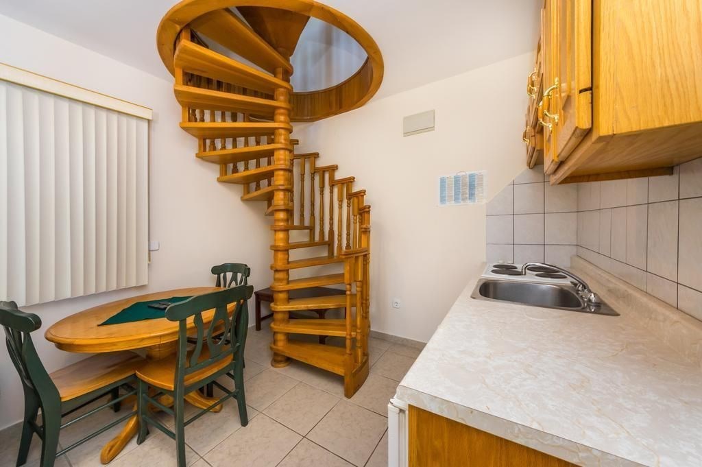 na-prodej-apartmanovy-dum-v-1-rade-od-more-murter-chorvatsko