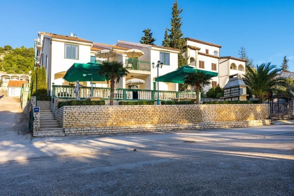 na-prodej-apartmanovy-dum-v-1-rade-od-more-murter-chorvatsko