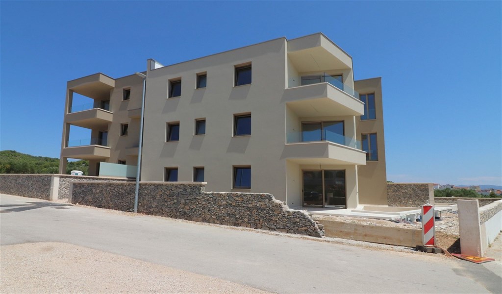 na-prodej-moderni-a-prostorny-novy-apartman-s-castecnym-vyhledem-na-more-tribunj-chorvatsko