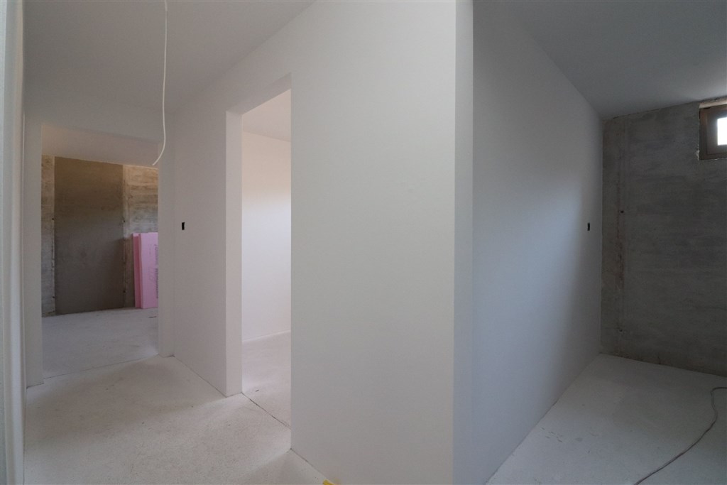 na-prodej-moderni-a-prostorny-novy-apartman-s-castecnym-vyhledem-na-more-tribunj-chorvatsko