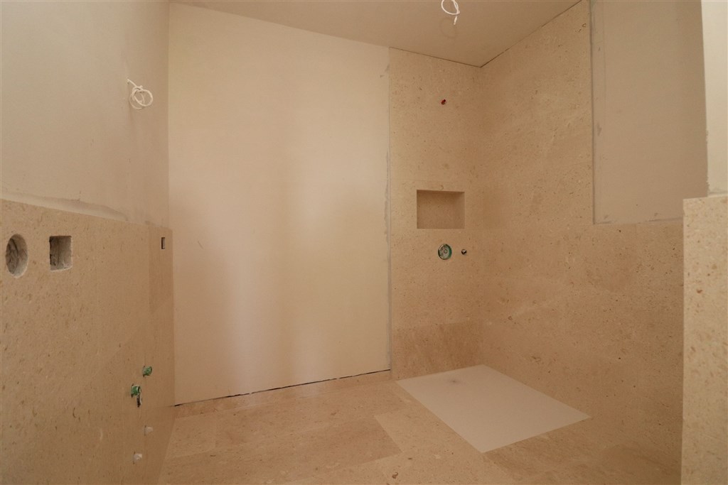 na-prodej-moderni-a-prostorny-novy-apartman-s-castecnym-vyhledem-na-more-tribunj-chorvatsko