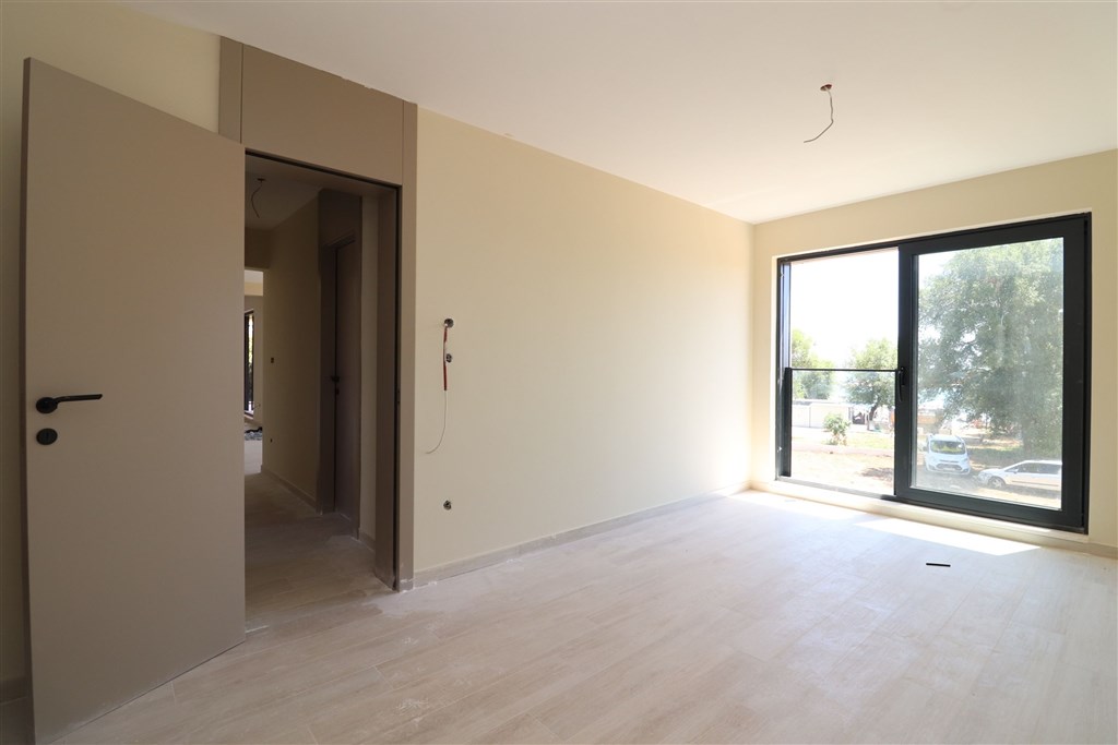 na-prodej-luxusni-apartman-se-3-loznicemi-a-vyhledem-na-more-v-blizkosti-plaze-vodice-chorvatsko