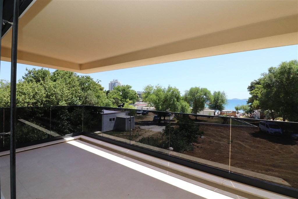 na-prodej-luxusni-apartman-se-3-loznicemi-a-vyhledem-na-more-v-blizkosti-plaze-vodice-chorvatsko