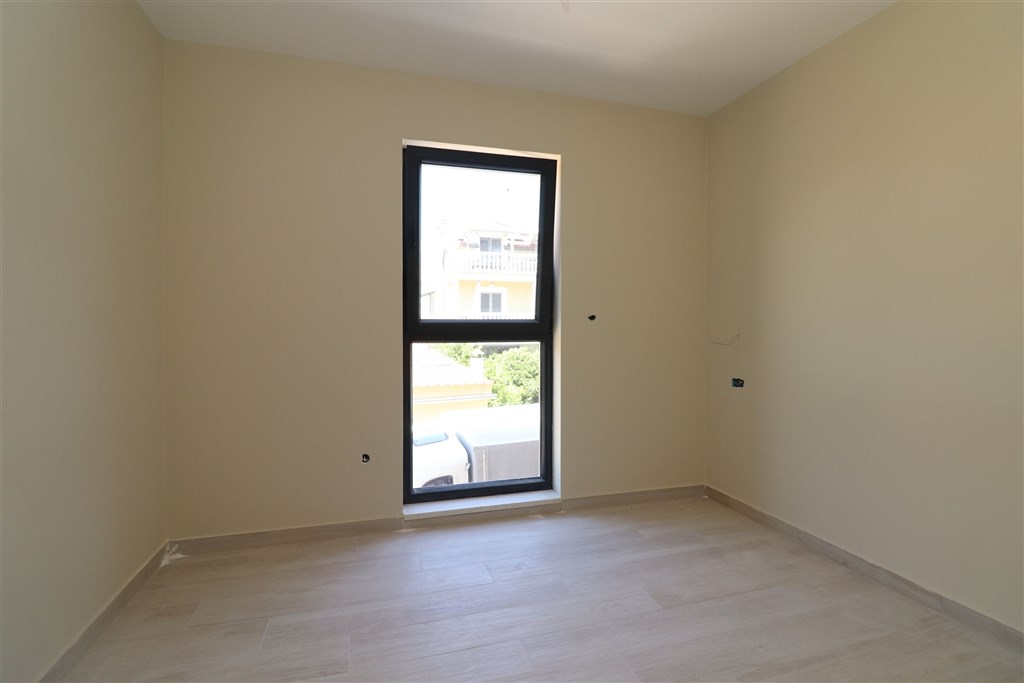 na-prodej-luxusni-apartman-se-3-loznicemi-a-vyhledem-na-more-v-blizkosti-plaze-vodice-chorvatsko